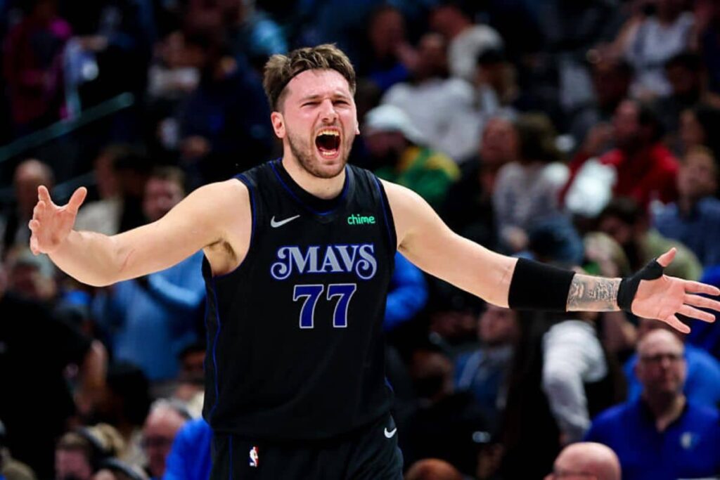 Doncic faz hist&oacute;ria com triplo-duplo no primeiro tempo e Dallas humilha Utah