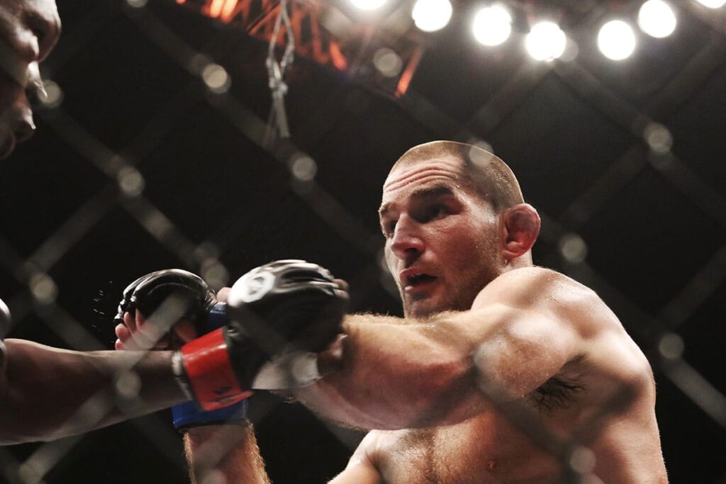 UFC: Strickland e Du Plessis brigam na arquibancada antes da luta; veja