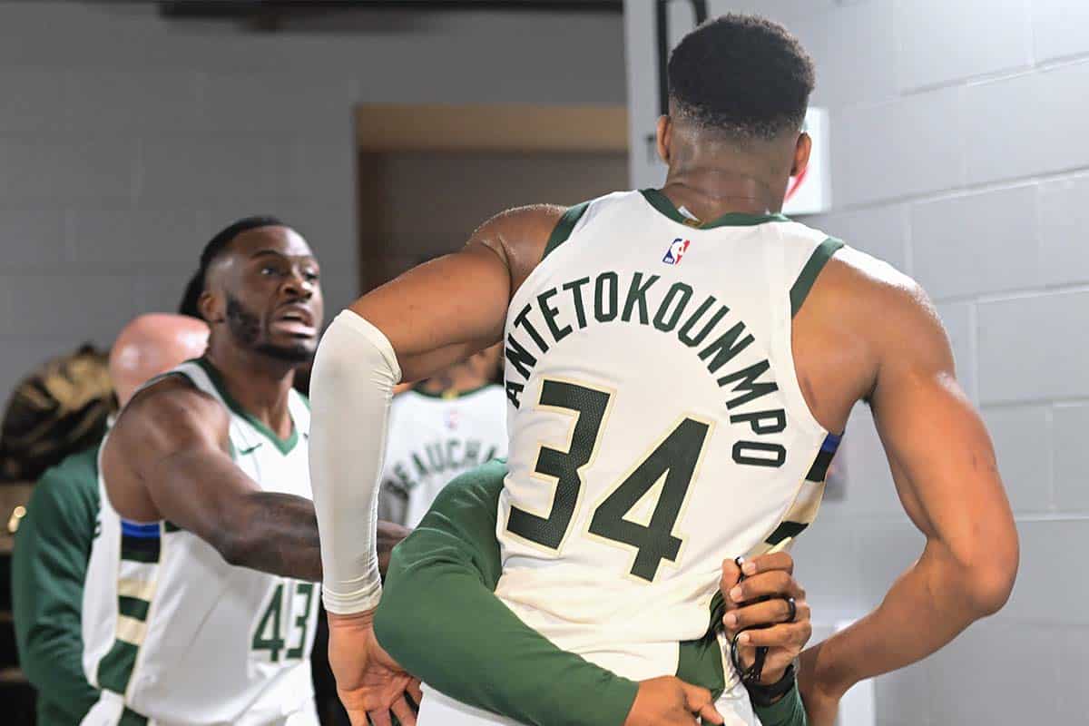 Revoltado, Antetokounmpo vai em busca da bola do jogo no vesti&aacute;rio dos Pacers.