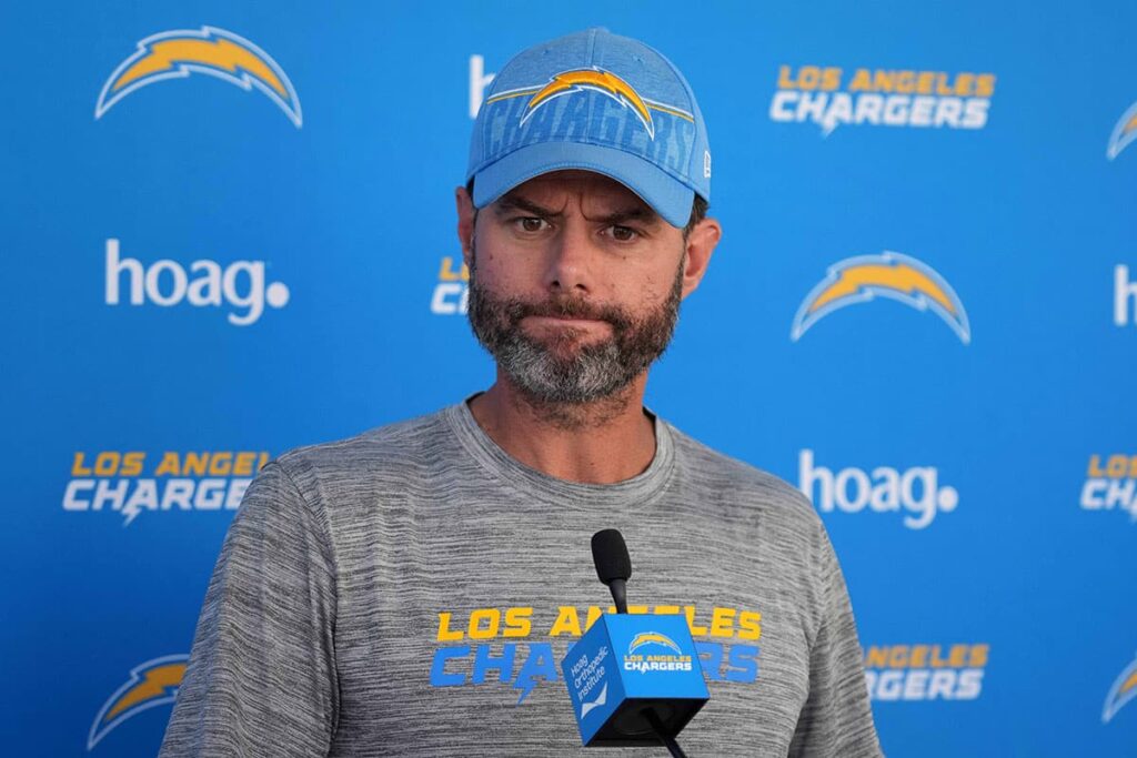 NFL: Chargers demitem Brandon Staley e Tom Telesco