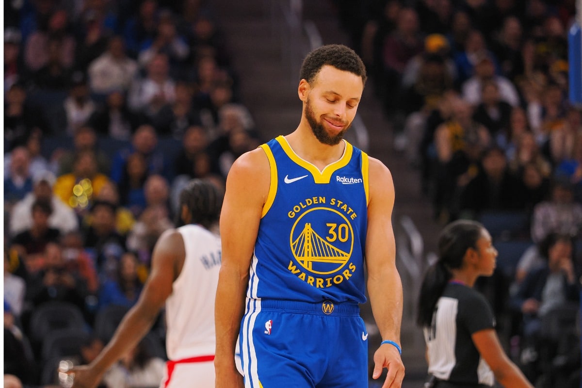 30 de novembro de 2023; O guarda do Golden State Warriors, Stephen Curry (30), entre jogos contra o Los Angeles Clippers - Foto: Icon Sport