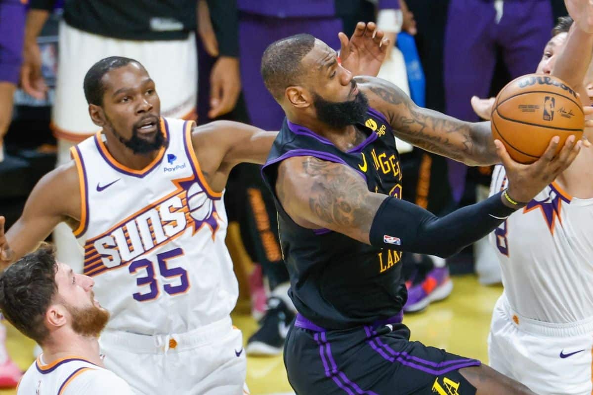 Kevin Durant, do Phoenix Suns, e LeBron James, do Los Angeles Lakers, que avan&ccedil;ou para as semis da Copa NBA. Foto: Icon sport