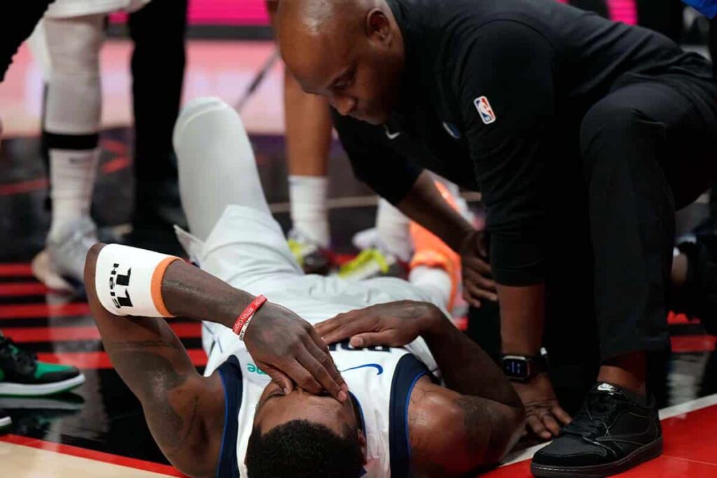 NBA: Kyrie Irving &lsquo;quase&rsquo; sai de cadeira de rodas, mas Mavericks vencem os Blazers