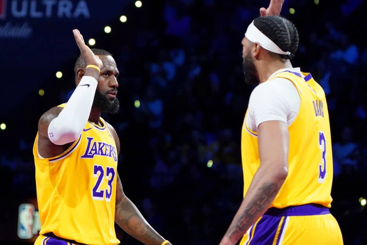LeBron James e Anthony Davis, do Los Angeles Lakers, na final da Copa NBA. Foto: Icon sport
