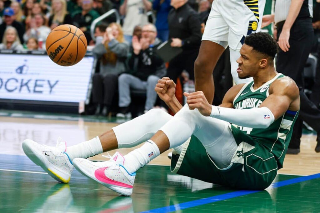 NBA: Antetokounmpo marca um triplo-duplo, mas Bucks trope&ccedil;am contra os Pacers