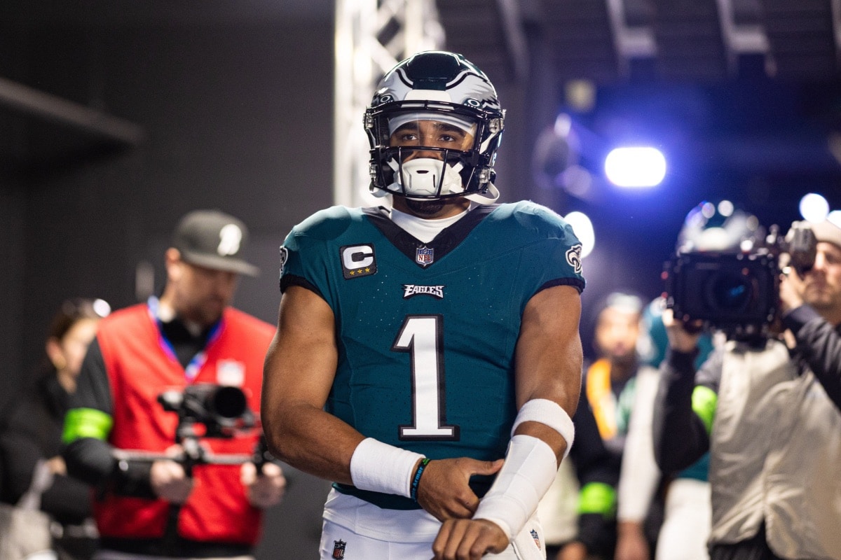 Jalen Hurts (Eagles) ficou famoso em seus anos de faculdade por fazer exerc&iacute;cios com cargas elevadas. Foto: IconSport