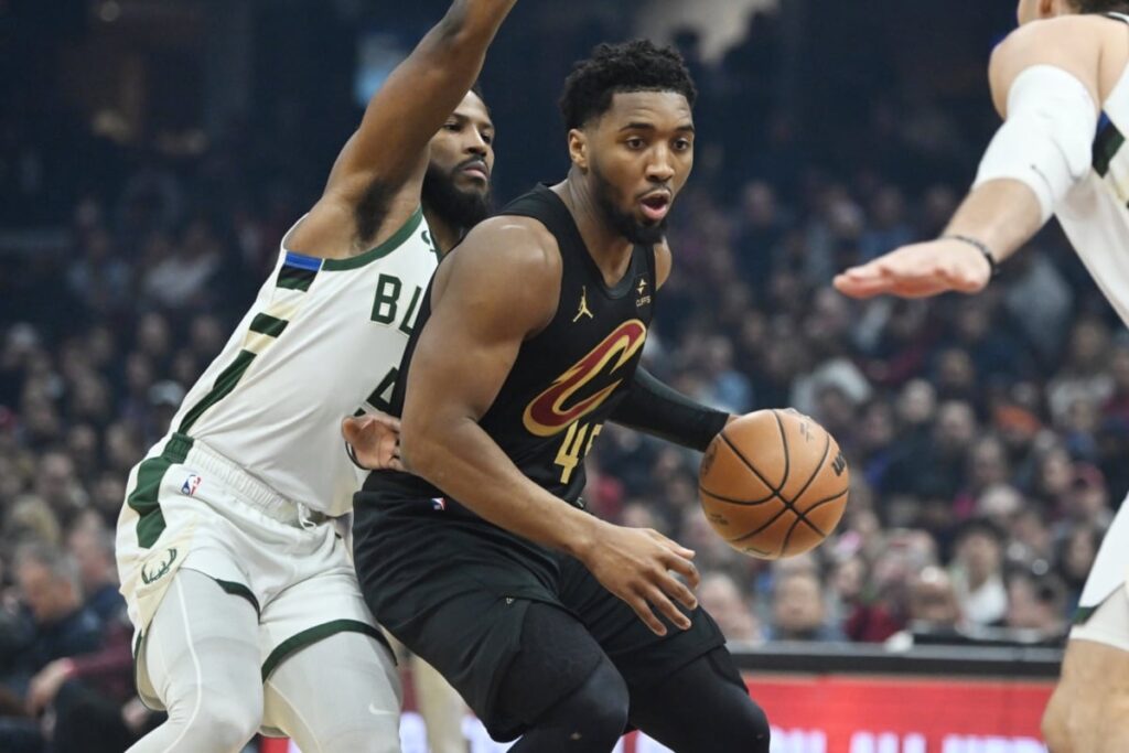 NBA: Bucks s&atilde;o atropelados por Cavaliers em show de Mitchell e Niang