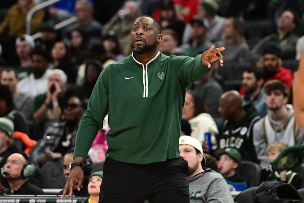 NBA: Milwaukee Bucks demite pe&ccedil;a importante