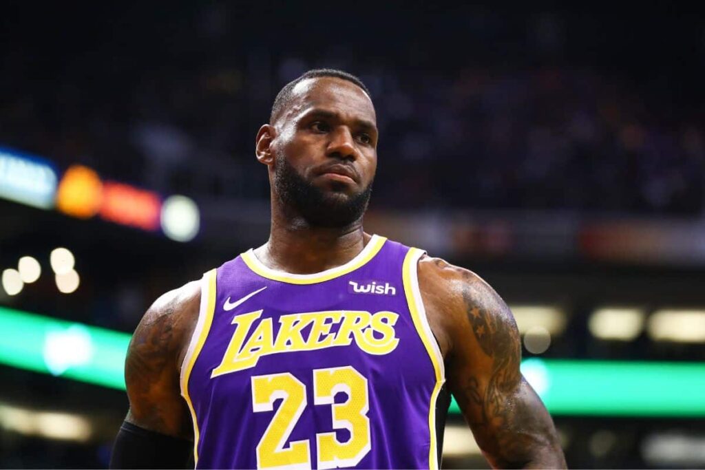 NBA: Em derrota dos Lakers, LeBron rouba a cena com assistência ‘mágica’