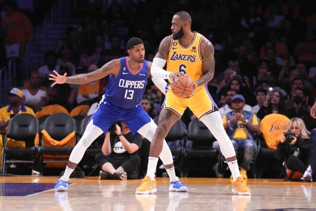 Paul George sobre enterrada de LeBron: &lsquo;Foi um cervo nos far&oacute;is&rsquo;