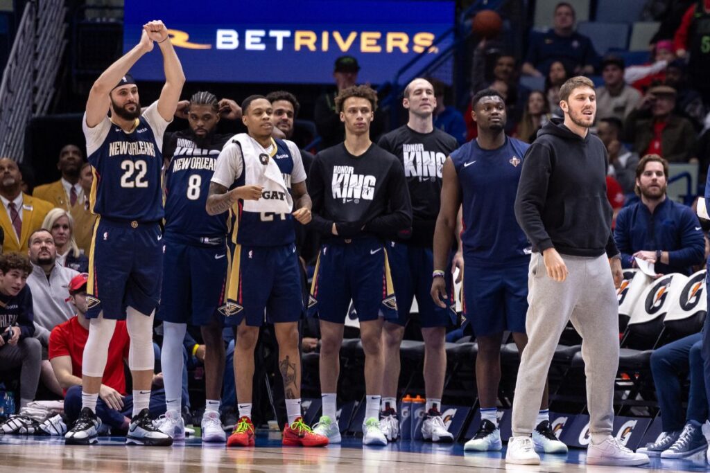 Ingram faz triplo-duplo e Pelicans vencem Hornets em noite de recorde