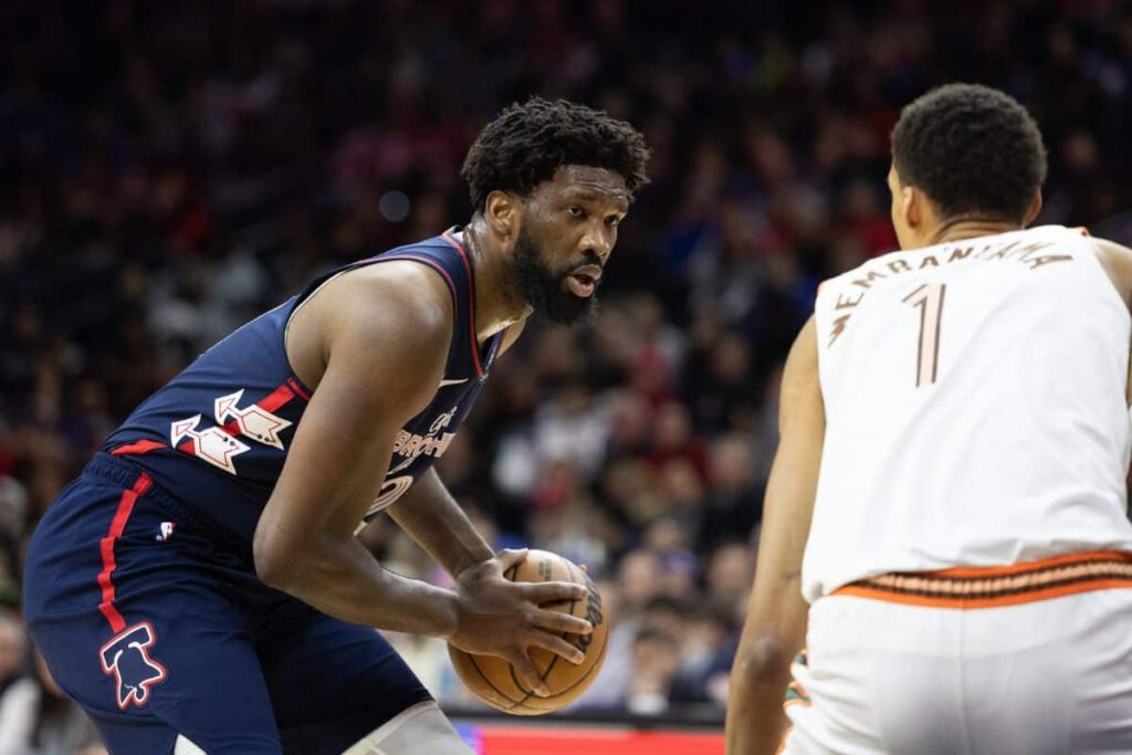 NBA: Joel Embiid bate recorde de Wilt Chamberlain em vit&oacute;ria dos 76ers