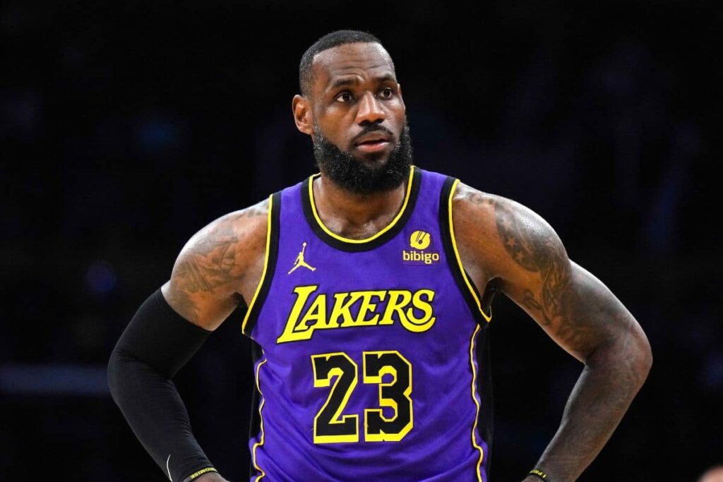 LeBron reclama de arbitragem da NBA e exp&otilde;e machucado: &lsquo;Desisto&hellip;&rsquo;