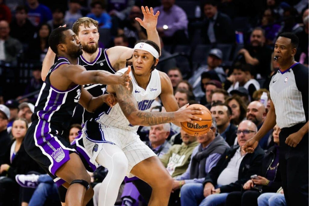 NBA: arbitragem comete erro grotesco em jogo entre Kings e Magic