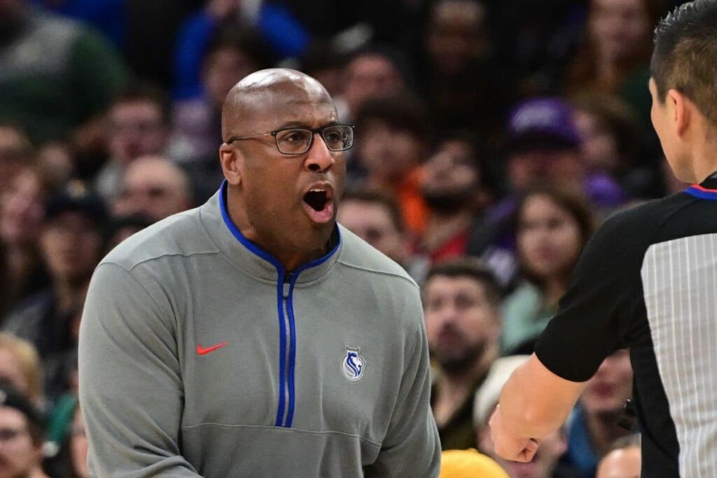 NBA pune treinador dos Kings ap&oacute;s confus&atilde;o com &aacute;rbitro
