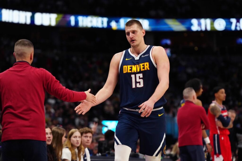 Em vit&oacute;ria dos Nuggets, Nikola Jokic entra para hist&oacute;ria da NBA ao lado de LeBron e Westbrook
