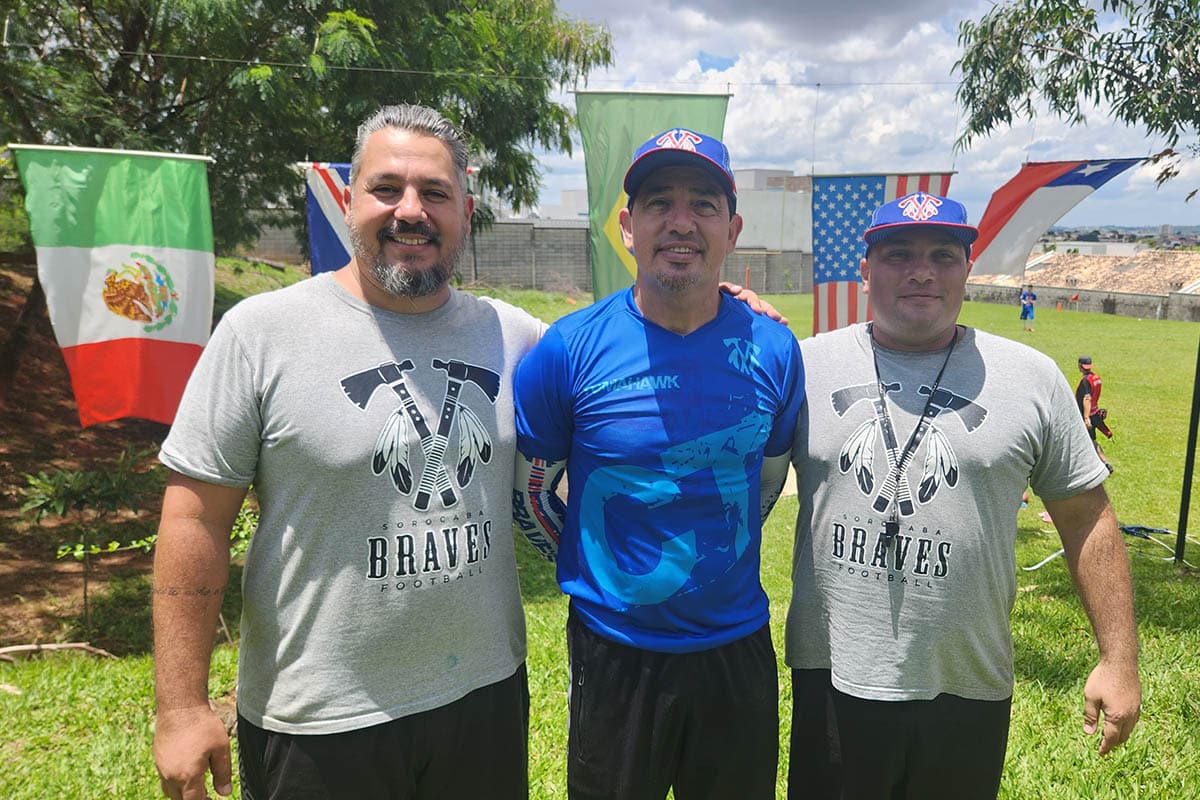 Os co-fundadores Paulo Lisboa e Rodney Andrade e Hebert Gon&ccedil;alves, coordenador defensivo, lideram o projeto de Flag Football do Sorocaba Braves.Foto: Victor Francisco