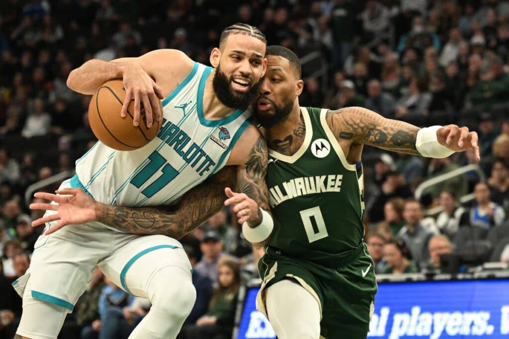 NBA: Bucks destroem Hornets em retorno de Damian Lillard