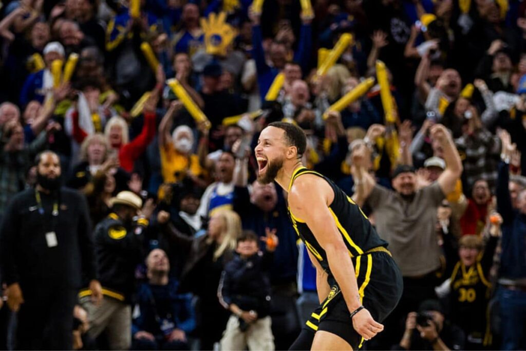 NBA: Em noite especial, Curry decide no fim e Warriors vencem Suns