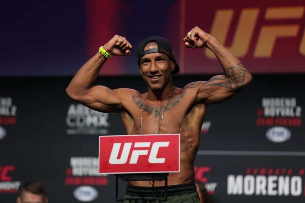 UFC M&eacute;xico: Raoni Barcelos brilha e salva noite de brasileiros