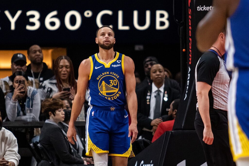 NBA: Curry faz 60 pontos, mas v&ecirc; Warriors vacilar e perder para os Hawks na prorroga&ccedil;&atilde;o.