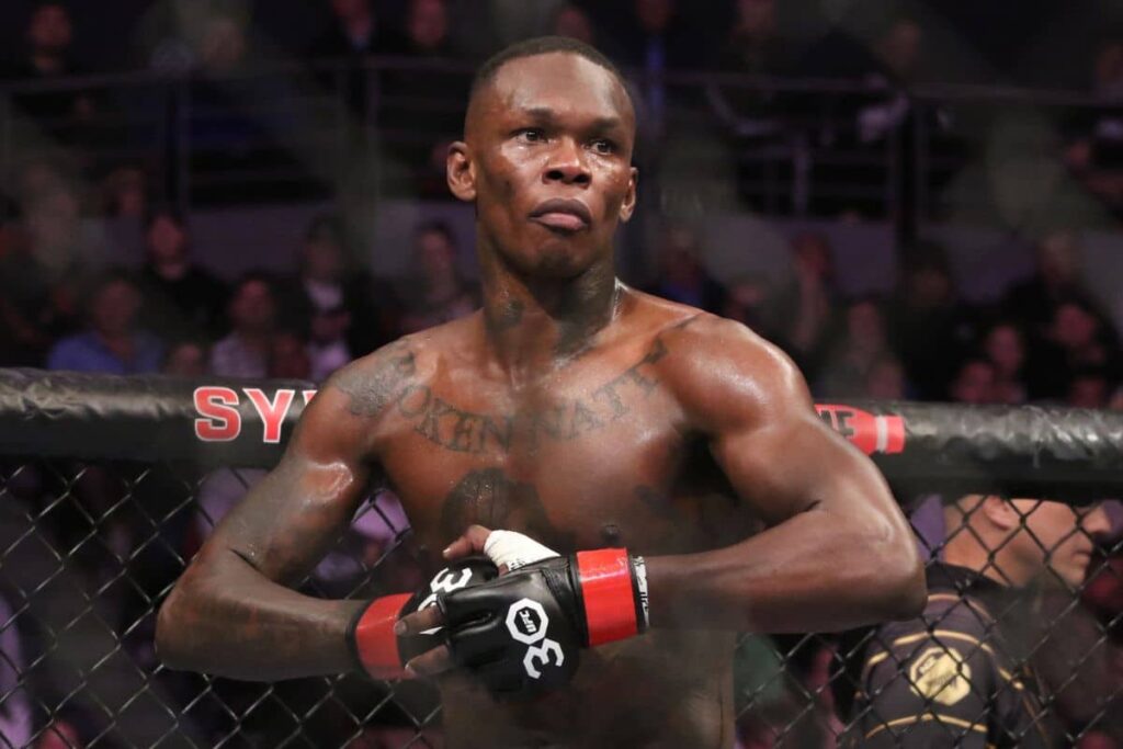 Vai voltar das ‘férias’? Adesanya surpreende com enigma sobre UFC 300