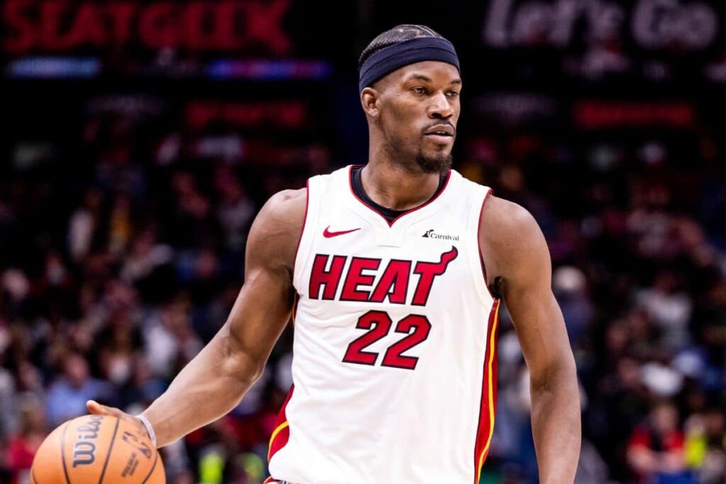Jimmy Butler debocha de suspens&atilde;o da NBA ao assistir vit&oacute;ria do Heat