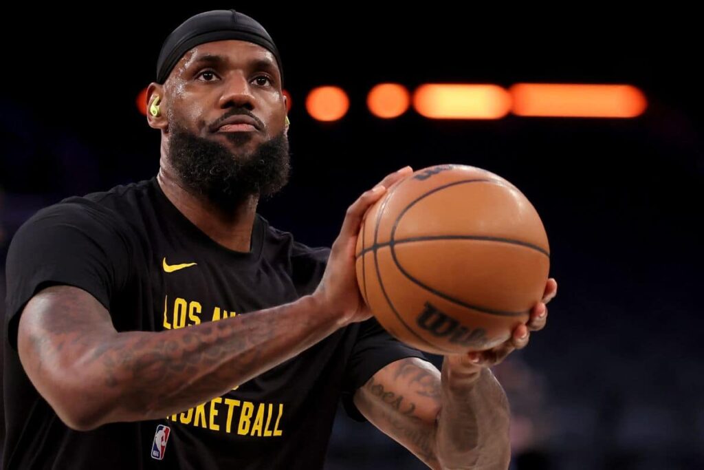 NBA: LeBron James sofre les&atilde;o e desfalca Lakers em jogo contra Warriors