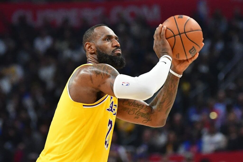 LeBron revela como carregou vit&oacute;ria dos Lakers nas costas: &lsquo;Superpoder&rsquo;