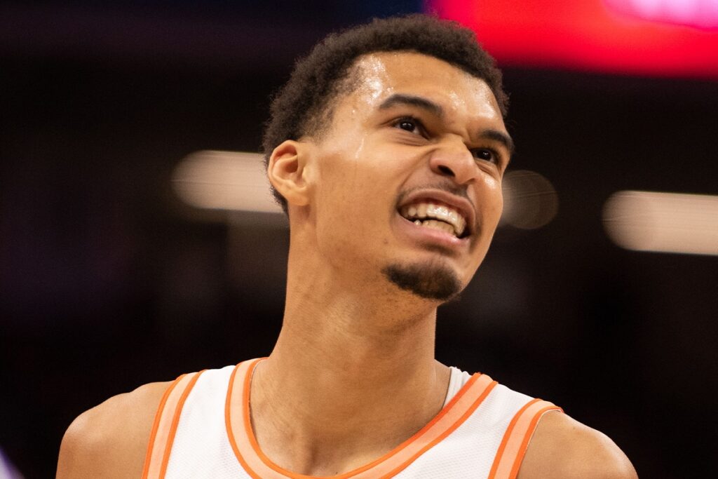 Kings x Spurs: Wembanyama ‘bate na trave’ e fica a uma assistência de marca lendária