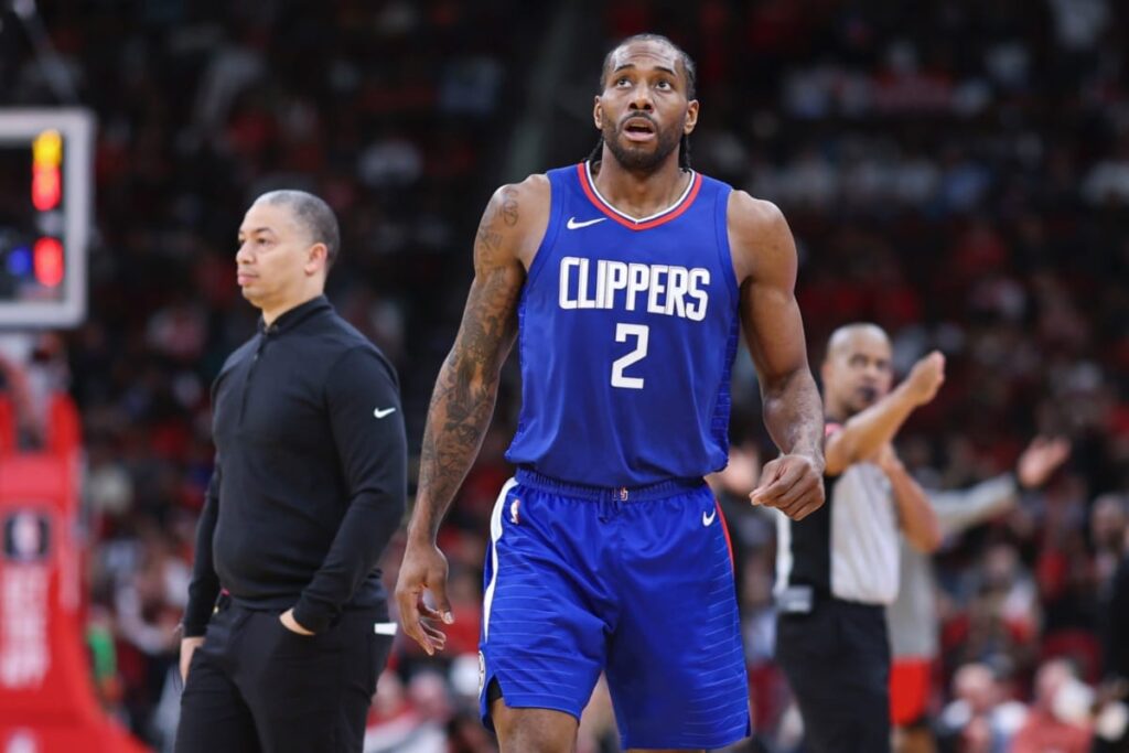 NBA: Kawhi Leonard lesiona e deixa arena antes do intervalo em derrota dos Clippers