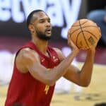 NBA: &lsquo;Trio dos 17&rsquo; vence o p&aacute;reo para os Cavaliers contra os Hornets