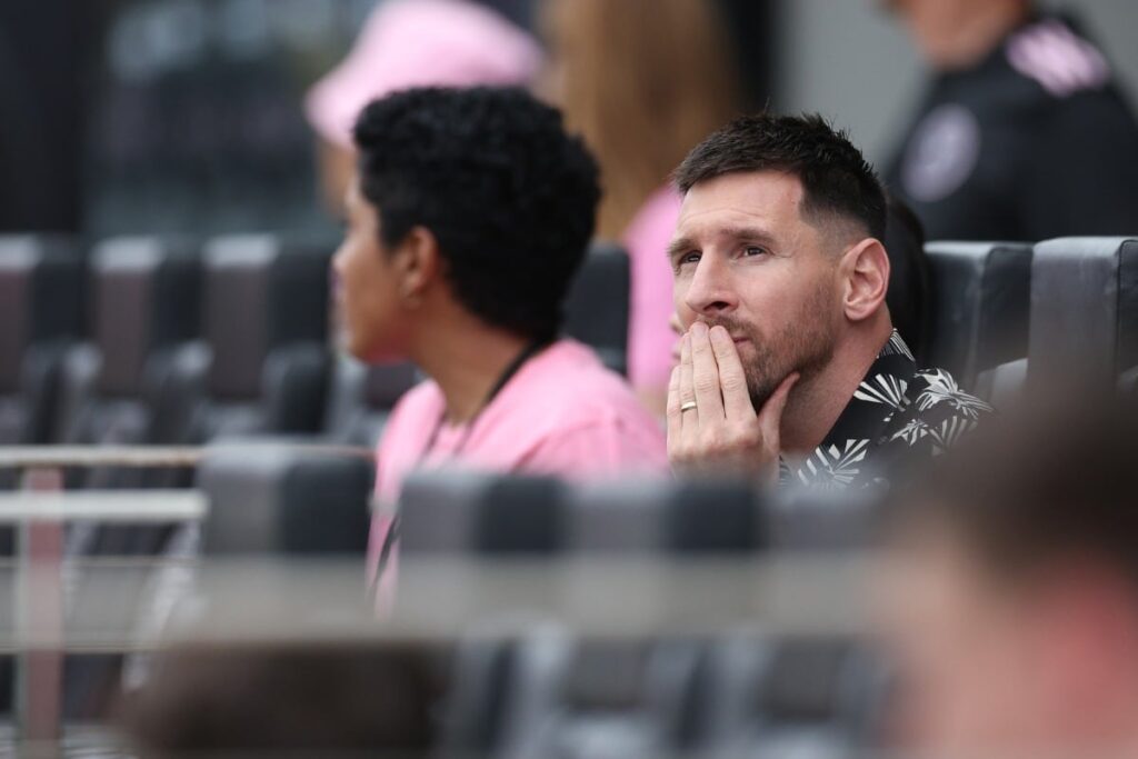 Messi fala sobre pendurar as chuteiras: &ldquo;Sou muito autocr&iacute;tico&rdquo;