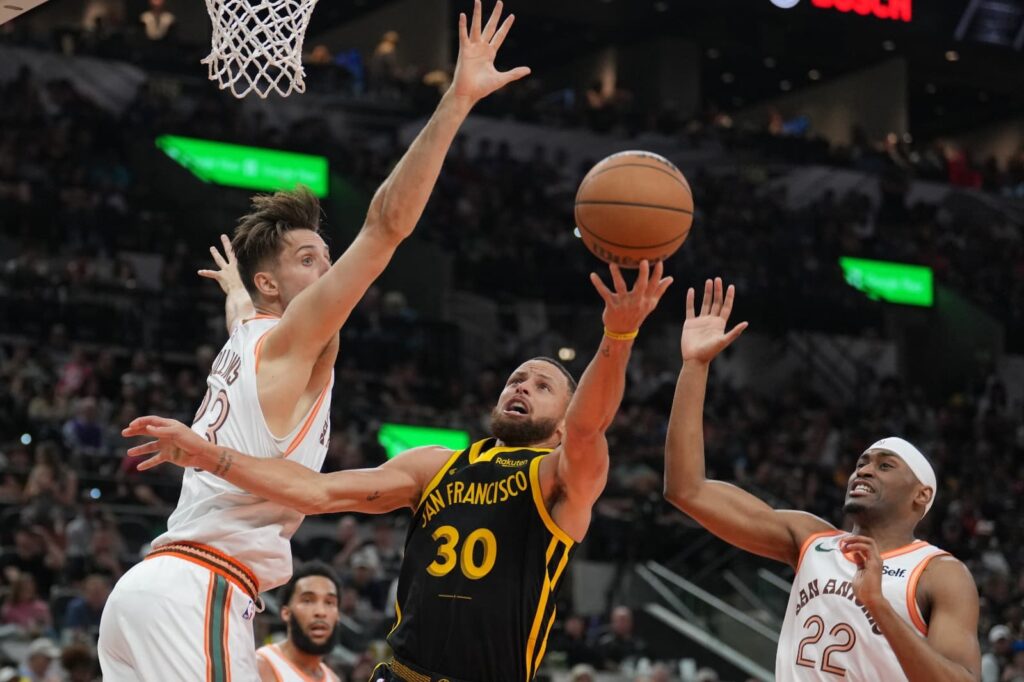 NBA: Aqui, n&atilde;o! Curry tem boa atua&ccedil;&atilde;o e salva Warriors de vexame