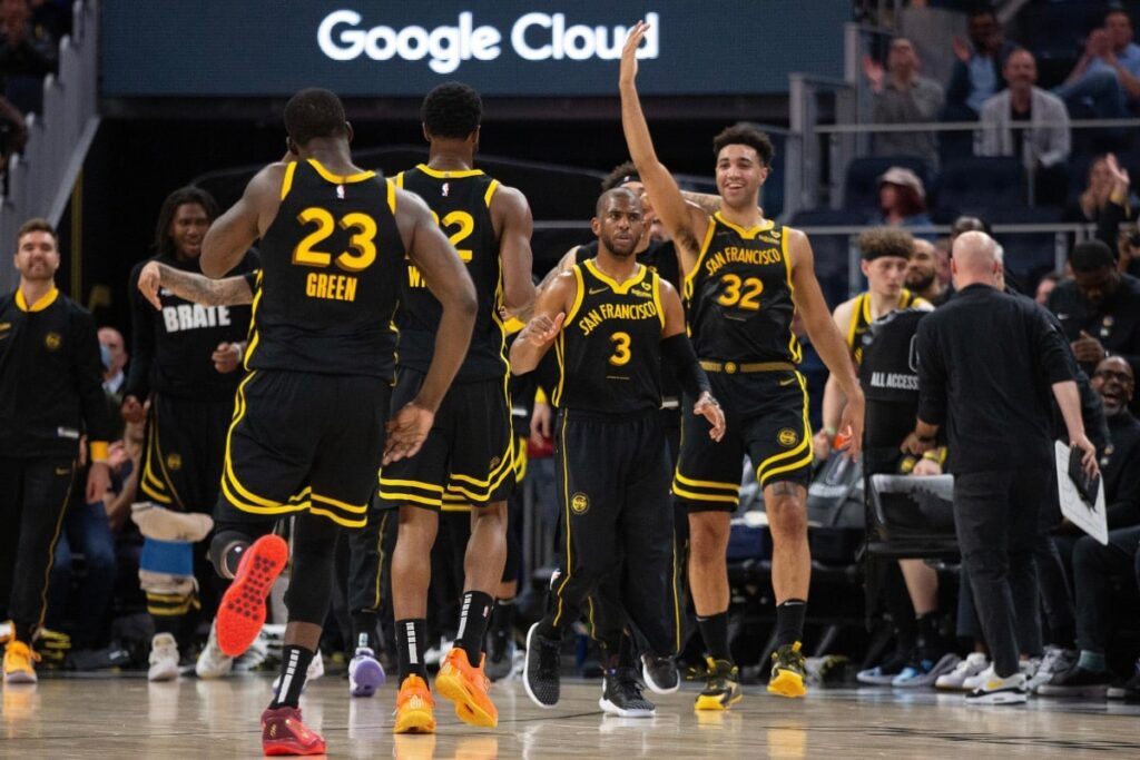 Em duelo de brasileiros na NBA, Warriors atropelam Grizzlies