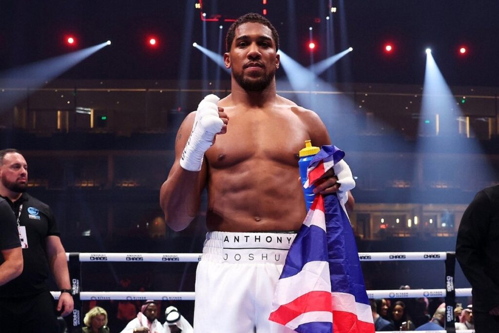 Boxe: Anthony Joshua atropela Francis Ngannou com nocaute brutal