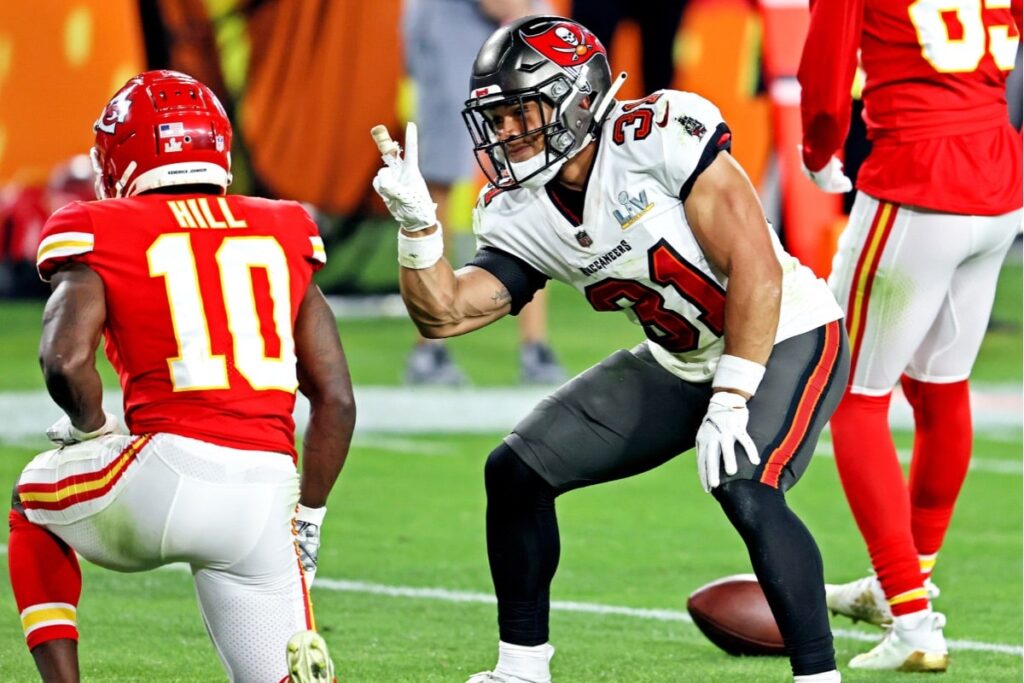NFL: Buccaneers &lsquo;seguram&rsquo; defensor de destaque para temporada 2024