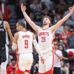 NBA: Rockets vencem duelo do Texas com show de piv&ocirc; turco