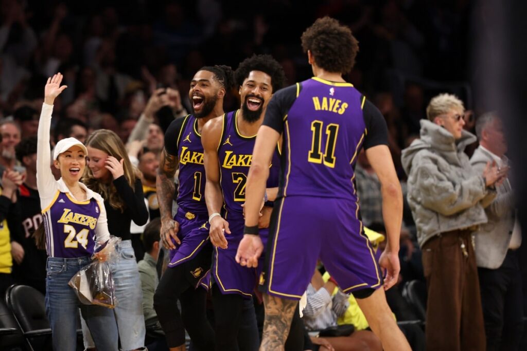 NBA: Lakers derrotam 76ers em noite brilhante do elenco