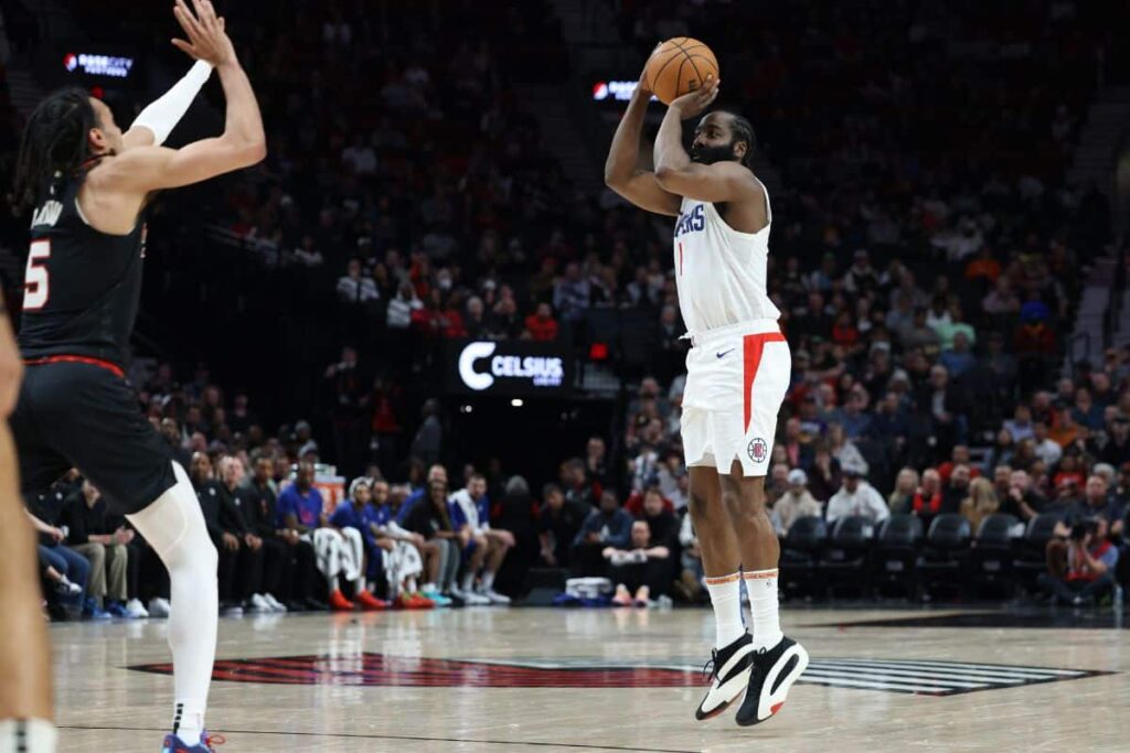 NBA: Harden explica &lsquo;bloqueio&rsquo; em Kawhi Leonard na vit&oacute;ria dos Clippers