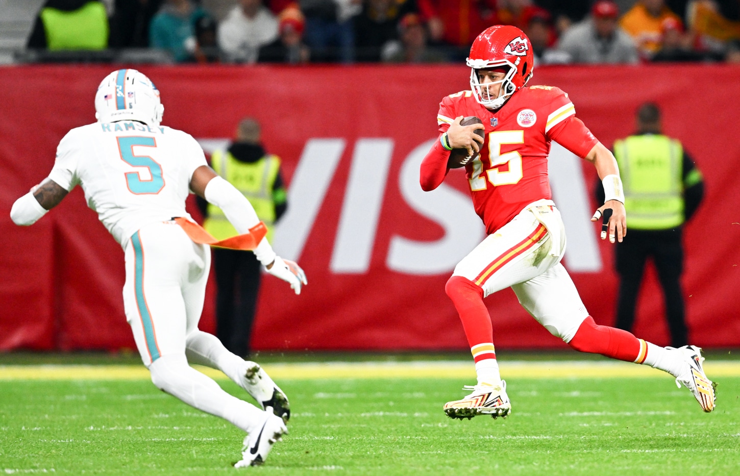 NFL: Jogador dos Dolphins visita Corinthians em mais um &lsquo;esquenta&rsquo; do jogo no Brasil