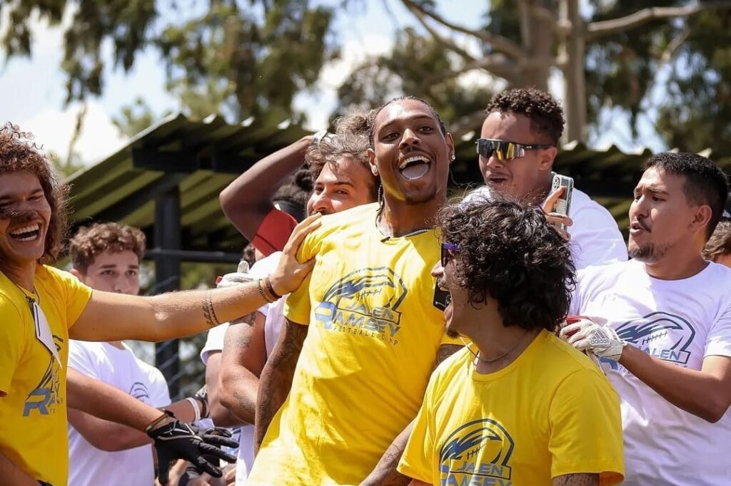 Astro do Miami Dolphins agita manhã no Corinthians com mais de 300 atletas nacionais