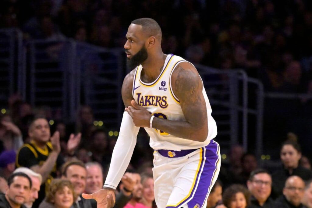 NBA: LeBron James desfalca Lakers e est&aacute; fora do jogo contra os Bucks