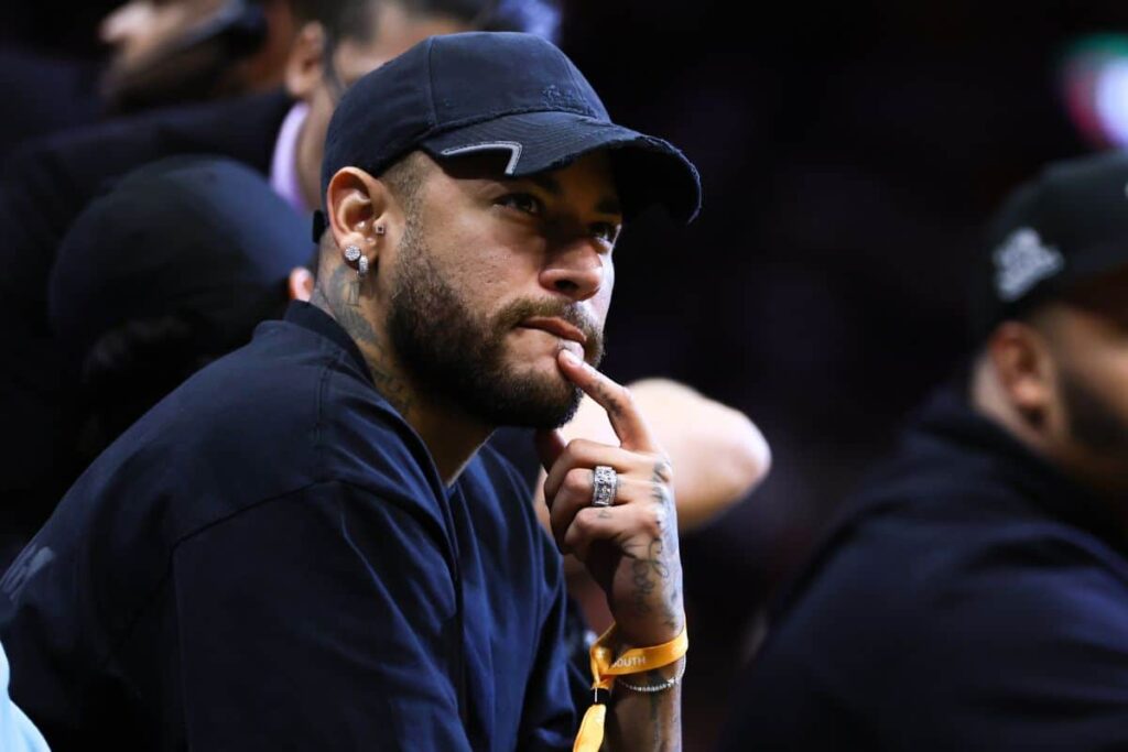 NBA: Neymar Jr. marca presen&ccedil;a em jogo dos Warriors e recebe camisa autografada
