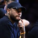 NBA: Neymar Jr. marca presen&ccedil;a em jogo dos Warriors e recebe camisa autografada