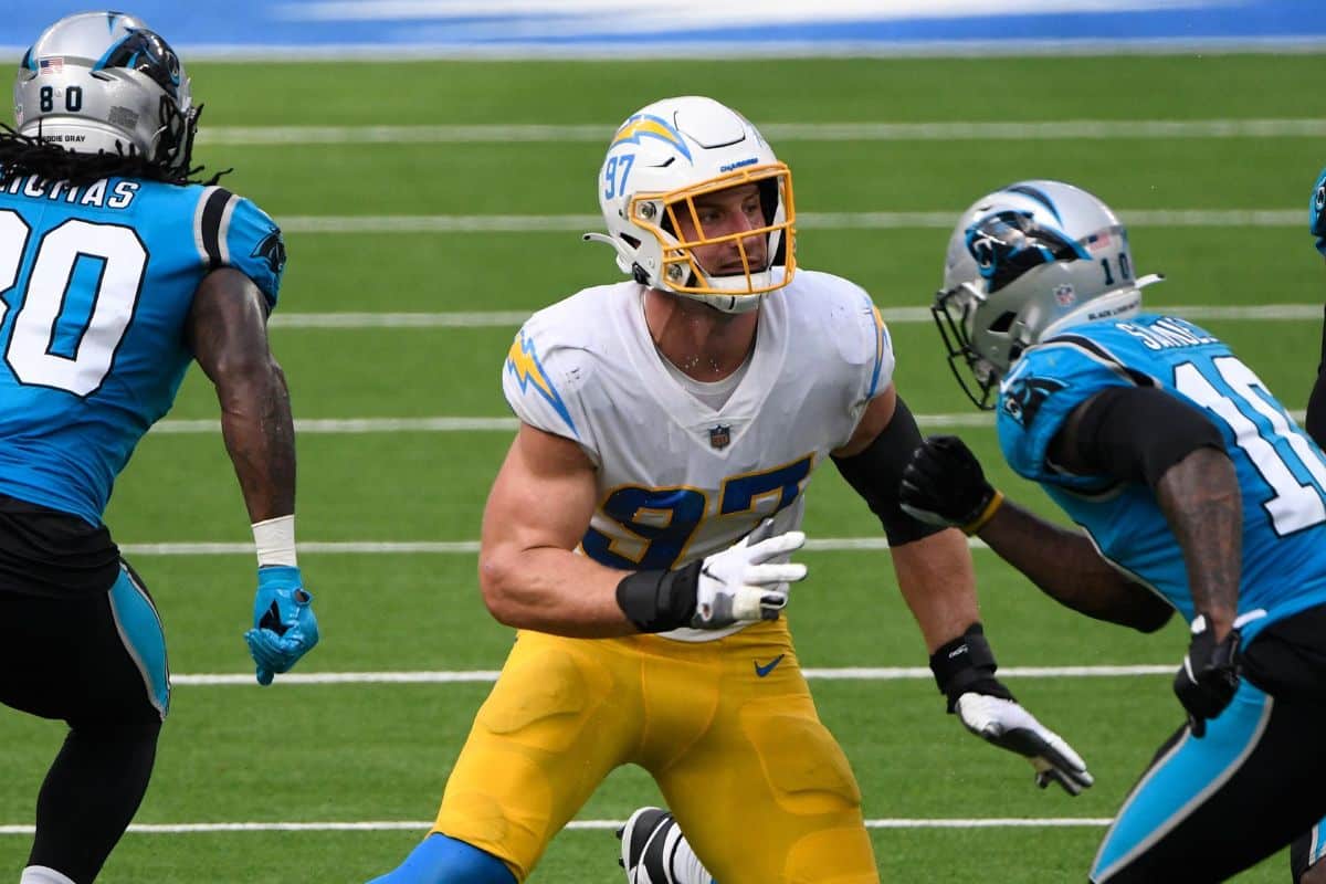 Pro Bowl da NFL concorda com reestrutura&ccedil;&atilde;o de contrato com os Chargers