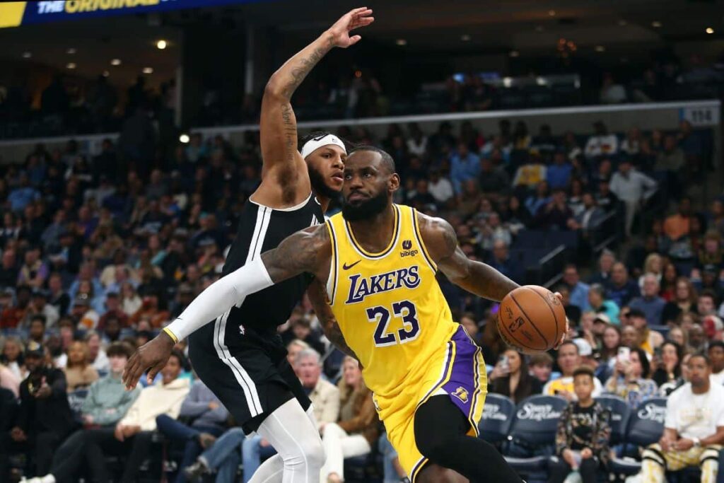 LeBron James rouba a cena e comanda vit&oacute;ria dos Lakers sobre os Grizzlies