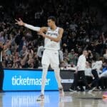 NBA: Wembanyama domina e comanda vit&oacute;ria dos Spurs sobre o Thunder