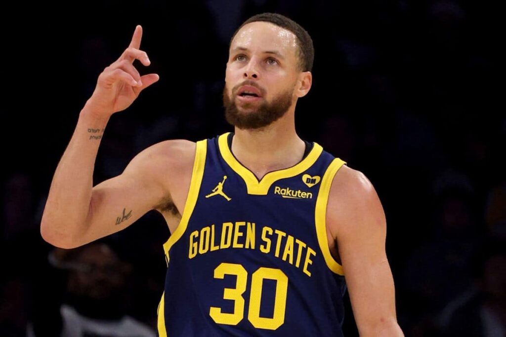Em duelo &eacute;pico entre Curry e LeBron, Warriors vencem Lakers em jogo decisivo