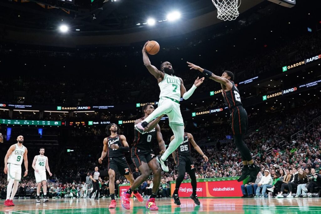 Jaylen Brown e Derrick White brilham em vit&oacute;ria dos Celtics sobre os Pistons